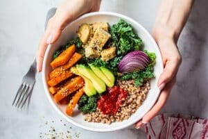 Gesunde Bowl mit Avocado und Buchweizen | Teigausroller