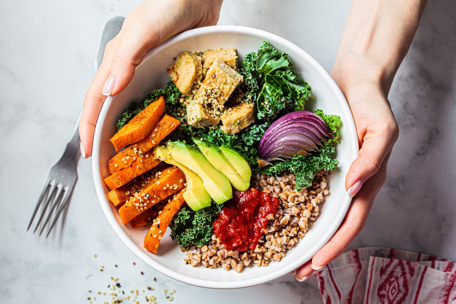 Gesunde Bowl mit Avocado und Buchweizen | Teigausroller