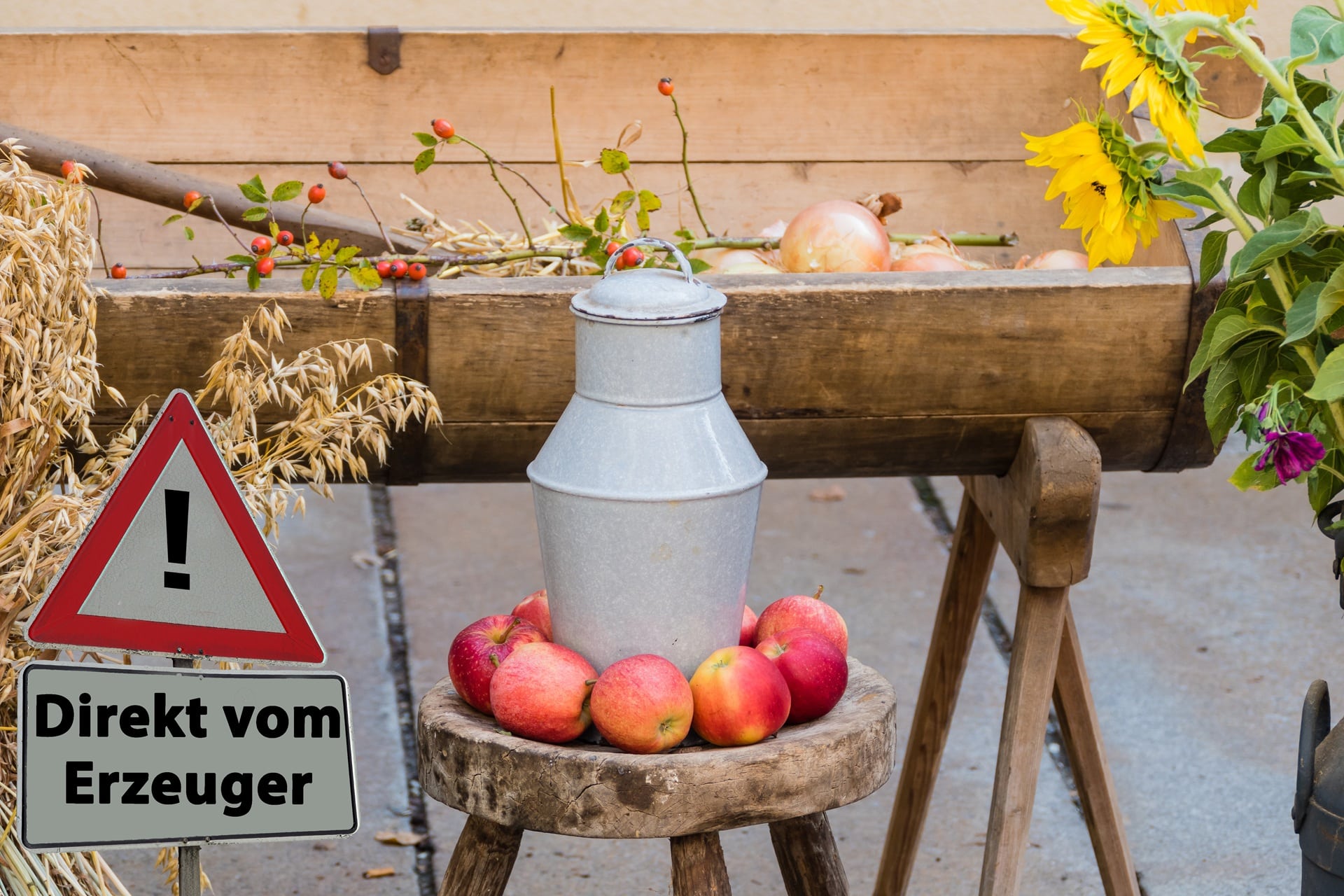 Apfelstillleben mit Milchkanne und Schild Direkt vom Erzeuger | Franz Keller Weingut